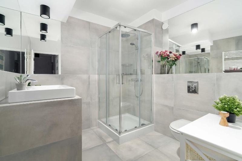 Red and Grey Apartment for 8 People in Poznań with Parking by Noclegi Renters - image 11