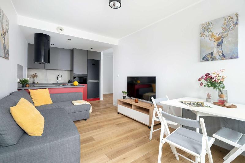 Red and Grey Apartment for 8 People in Poznań with Parking by Noclegi Renters - image 8
