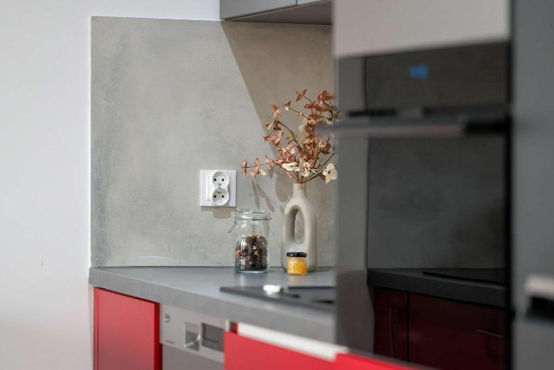 Red and Grey Apartment for 8 People in Poznań with Parking by Noclegi Renters - image 5