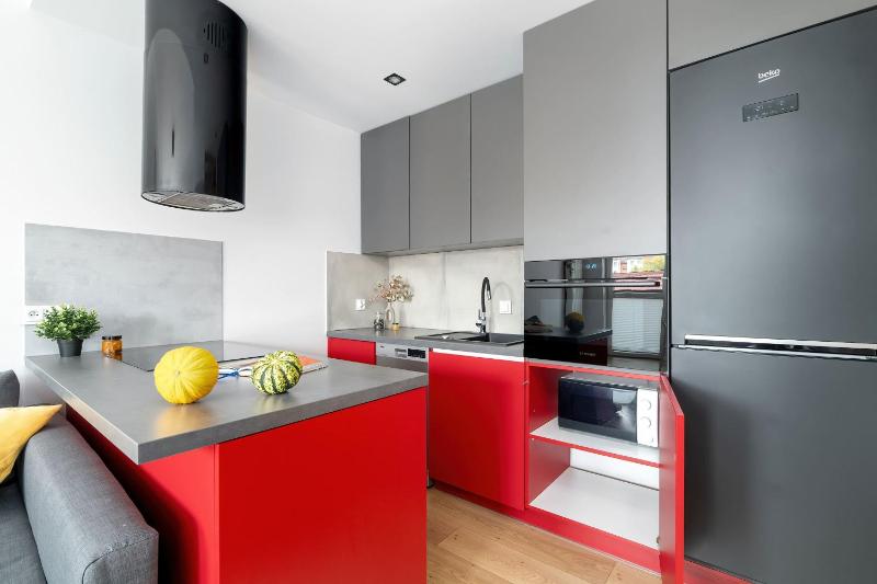 Red and Grey Apartment for 8 People in Poznań with Parking by Noclegi Renters - image 21