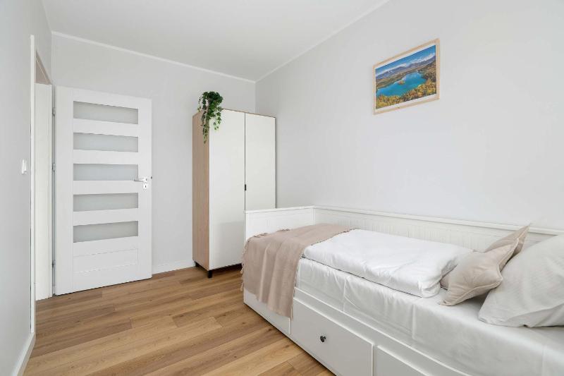 Red and Grey Apartment for 8 People in Poznań with Parking by Noclegi Renters - image 12