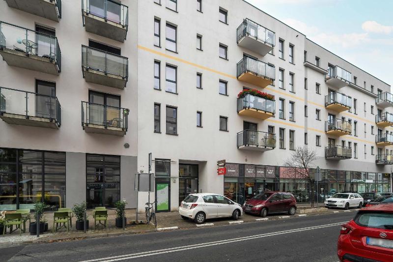 Red and Grey Apartment for 8 People in Poznań with Parking by Noclegi Renters - image 24