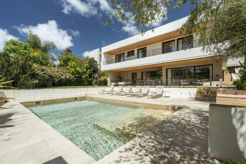 Cascais Contemporary Villa by Cadenzalux - image 1