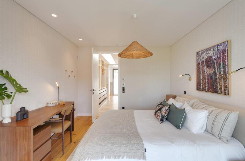 Cascais Contemporary Villa by Cadenzalux - image 14