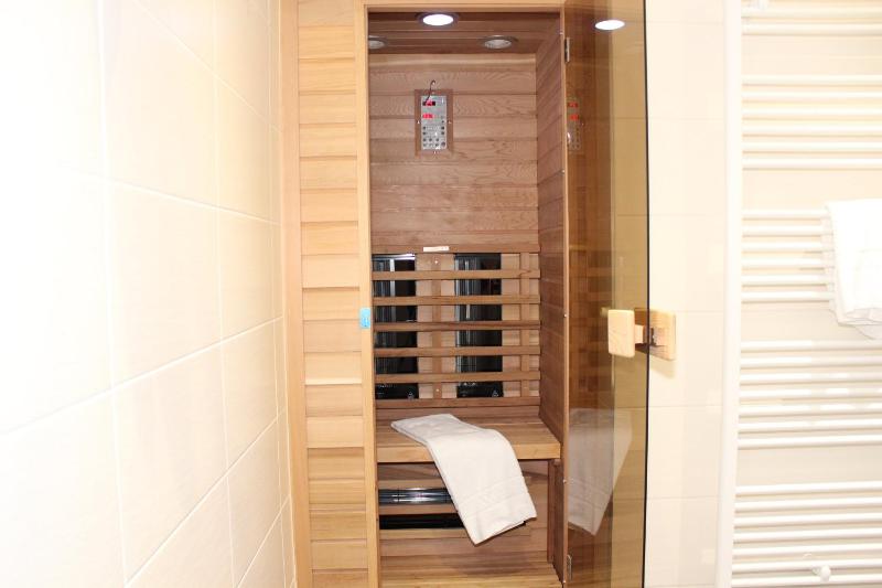 Deluxe Double Room with River View image 2