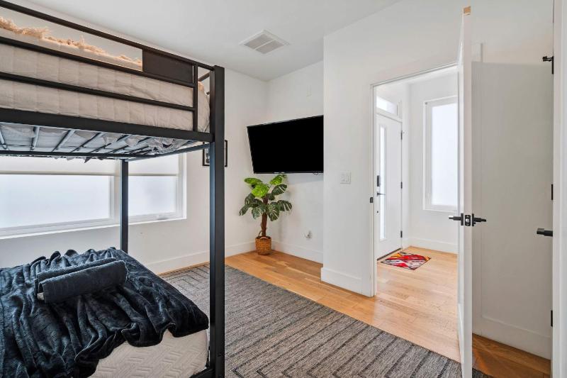 Cozy Gulch Escape Skyline Views - image 13