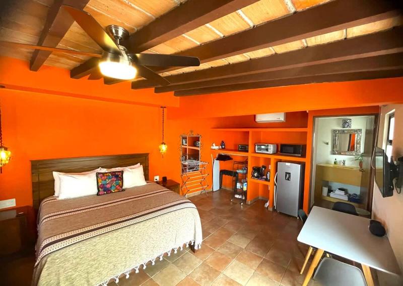 Jonathan's Lugar Charming 1BR Escape with Heated Pool in Centro - image 2