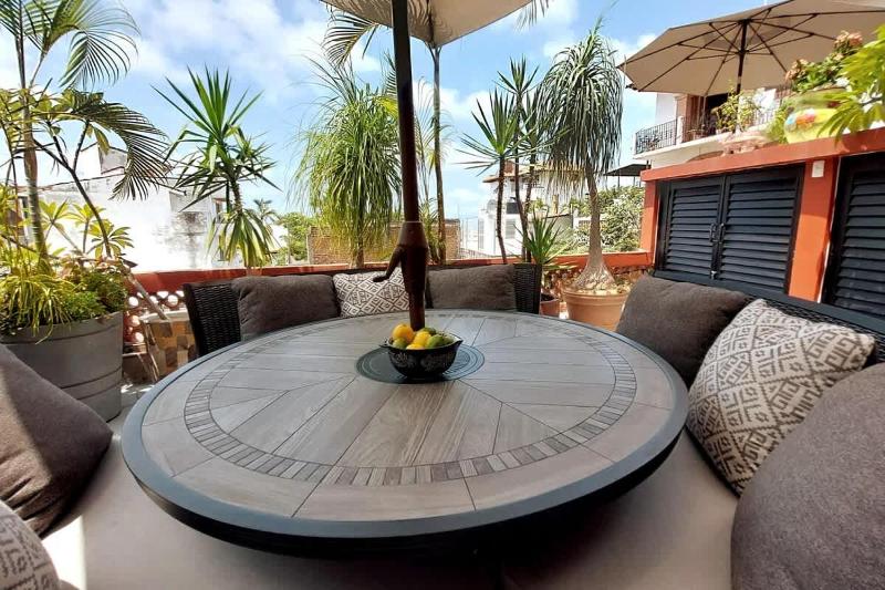 Jonathan's Lugar Charming 1BR Escape with Heated Pool in Centro - image 11