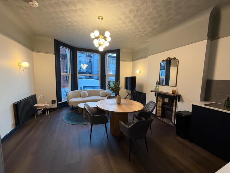Luxury 2.5 Bedroom Flat in Southsea - image 7