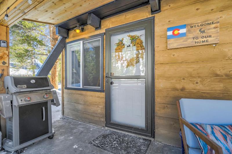 Mountain A Frame w Wood Stove Downtown - image 29