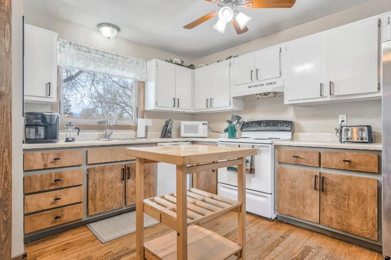 One Level Home Near Downtown Hot Tub - image 7