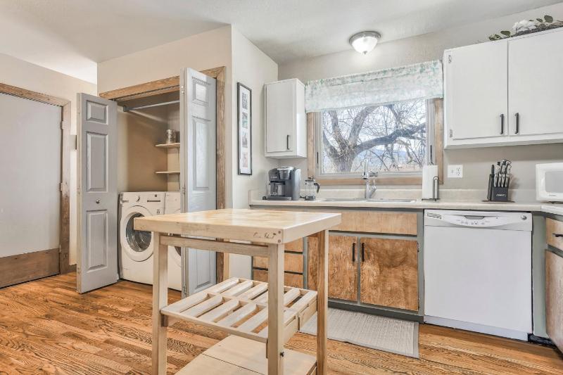 One Level Home Near Downtown Hot Tub - image 11