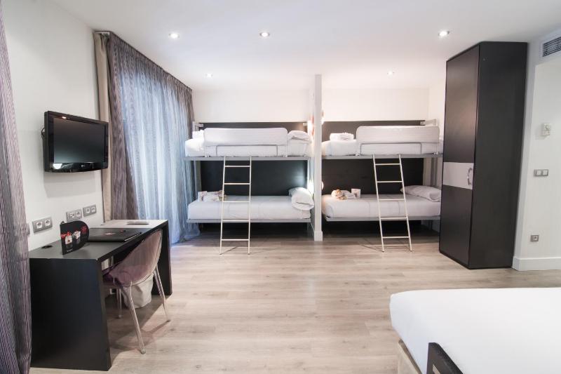 Sextuple Room (6 Adults) image 2