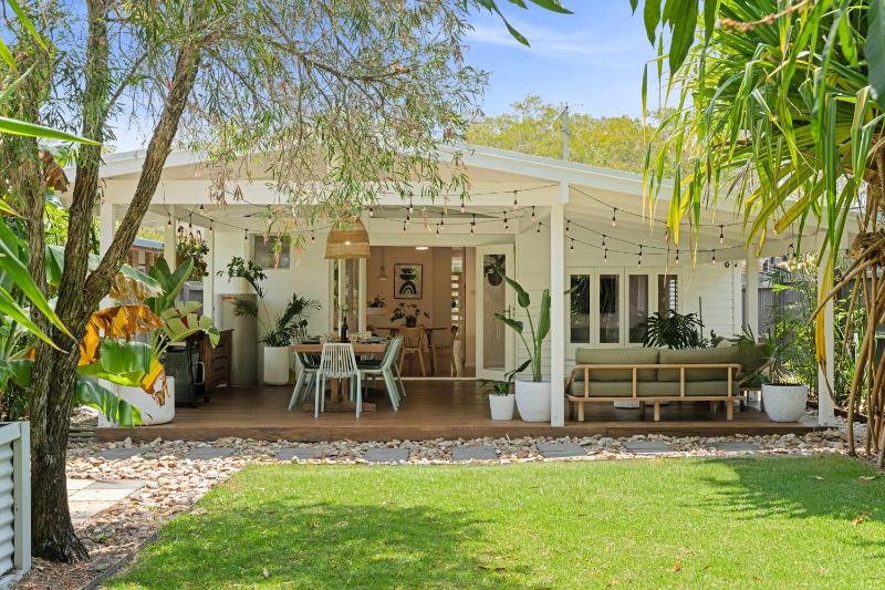 The Palma - Leafy Tropical Escape in Moffat Beach - image 1