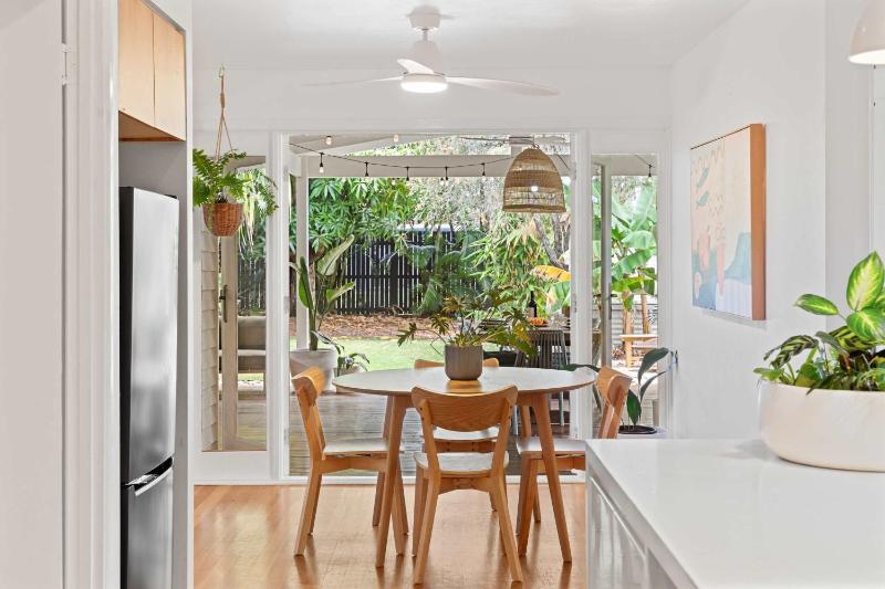 The Palma - Leafy Tropical Escape in Moffat Beach - image 10