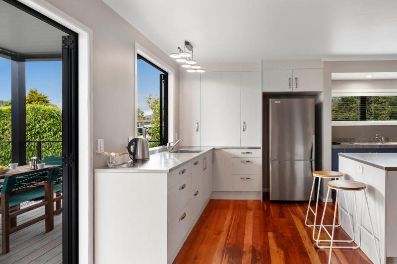 Scannell Grove - Lake Taupo Holiday Home - image 5