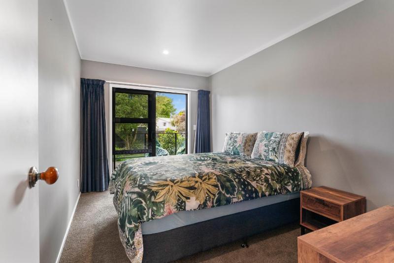 Scannell Grove - Lake Taupo Holiday Home - image 3