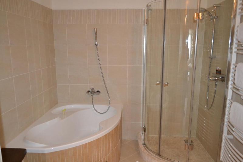 Deluxe Double Room with Bath image 4