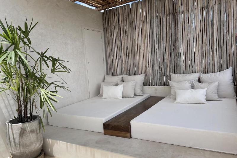 3 Bed Apartment Sleeps 6 - Private Pool & Hot Tub - image 2