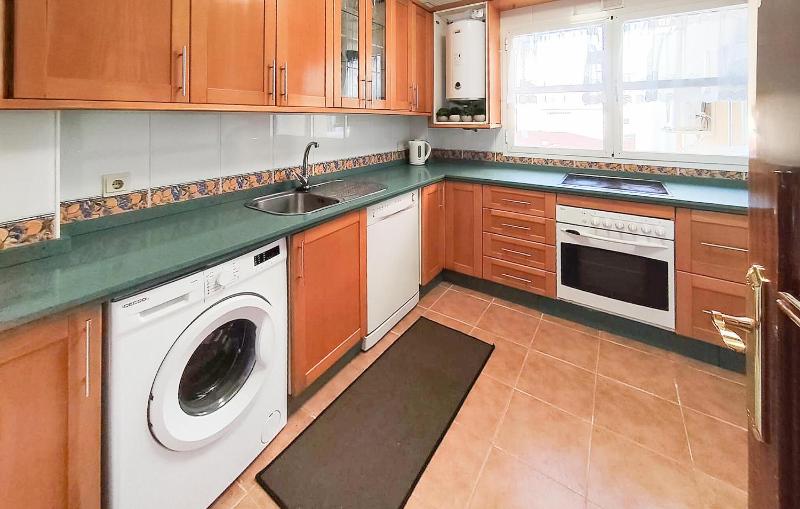 3 Bedroom Stunning Apartment In Malaga - image 15