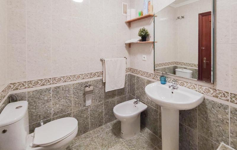 3 Bedroom Stunning Apartment In Malaga - image 5