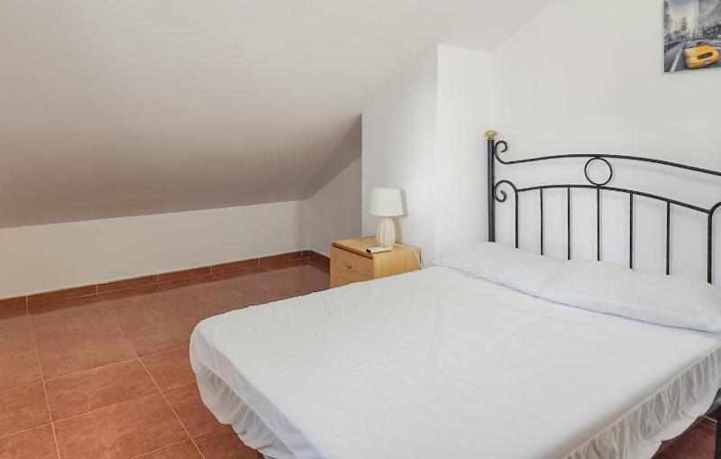 3 Bedroom Stunning Apartment In Malaga - image 2
