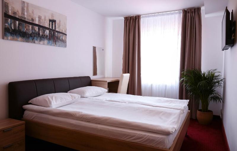 Double or Twin Room image 3