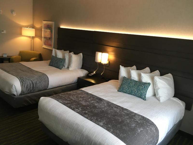 Queen Room with Two Queen Beds image 4