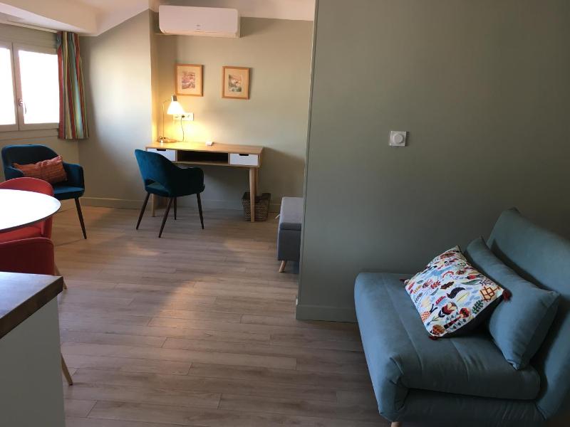 Au cœur du vieux Toulon au calme appartement rénové climatisé confortable étage élevé avec ascenseur proche parking et toutes commodités - image 2