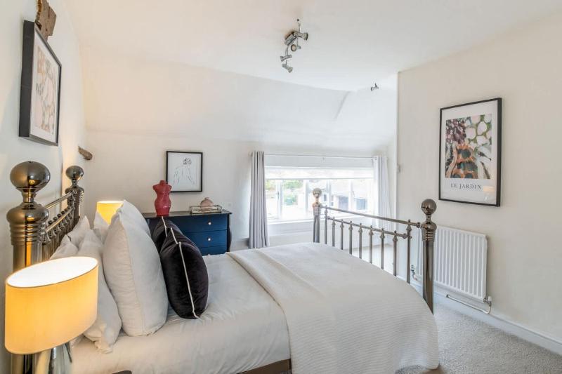 Dovecote Farmhouse - image 6