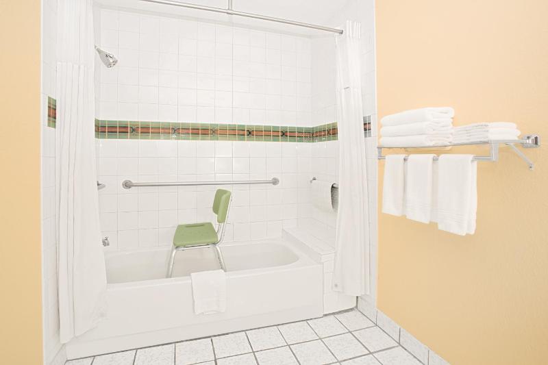 Deluxe Queen Room with Two Queen Beds -Disability Access - Non-Smoking image 2