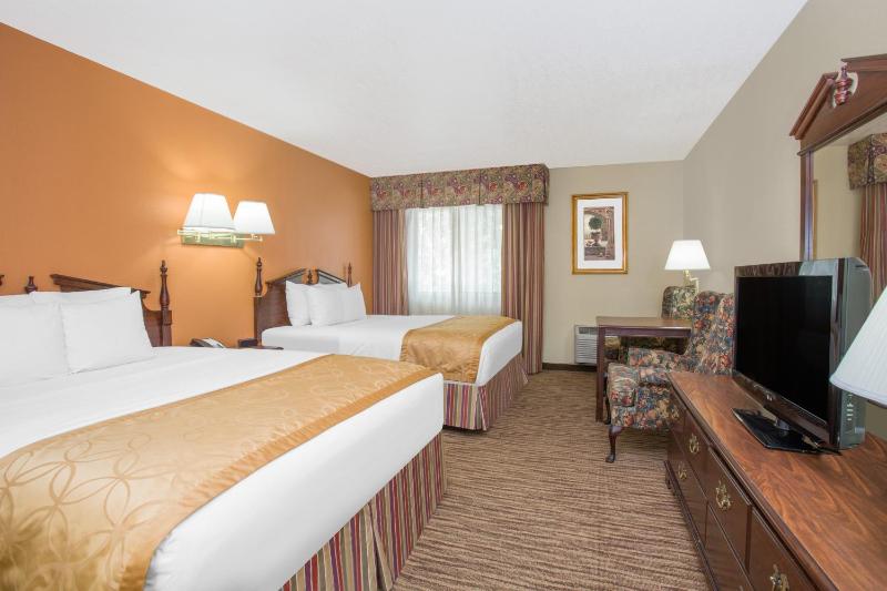 Queen Room with Two Queen Beds - Non-Smoking image 2