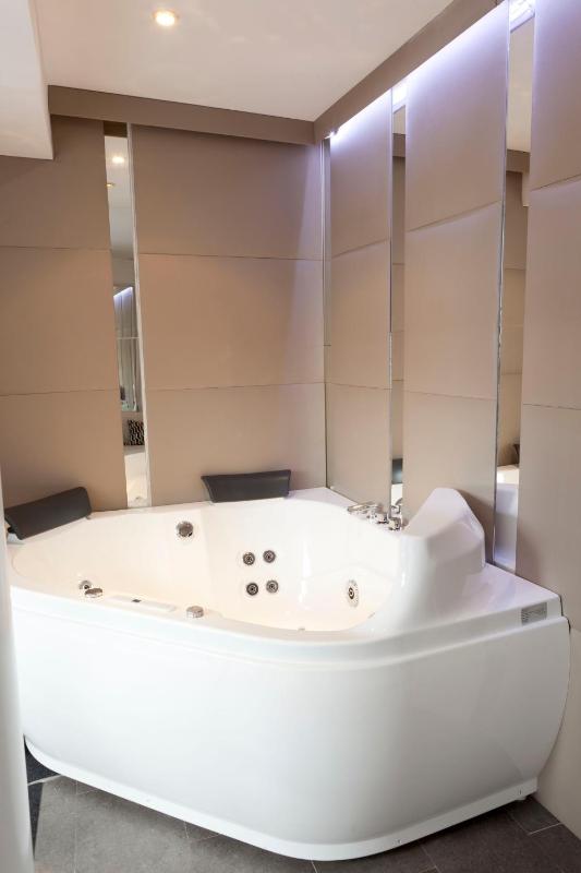 Abalú Collection Suites Gran Via - image 7
