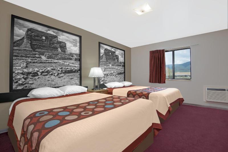 Queen Room with Two Queen Beds - Non-Smoking image 4