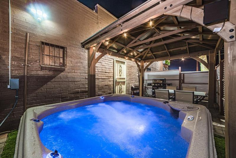 APT Style Home 2BR 2BA w Jacuzzi Near Airport - image 13