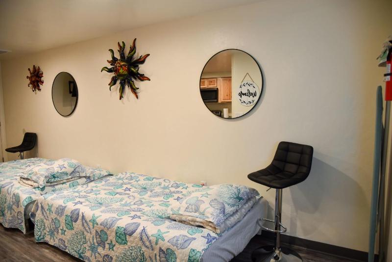 APT Style Home 2BR 2BA w Jacuzzi Near Airport - image 23