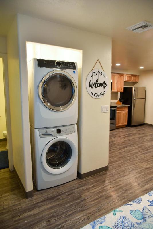APT Style Home 2BR 2BA w Jacuzzi Near Airport - image 24