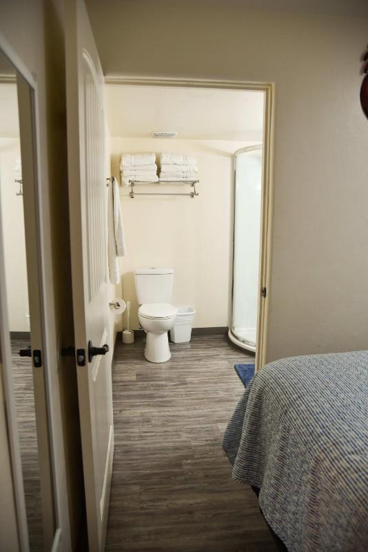 APT Style Home 2BR 2BA w Jacuzzi Near Airport - image 6