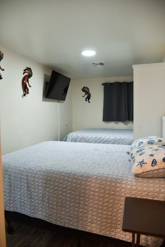 APT Style Home 2BR 2BA w Jacuzzi Near Airport - image 8