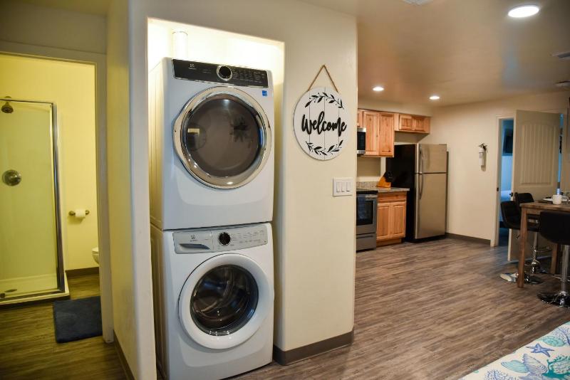 APT Style Home 2BR 2BA w Jacuzzi Near Airport - image 21