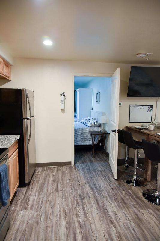 APT Style Home 2BR 2BA w Jacuzzi Near Airport - image 5