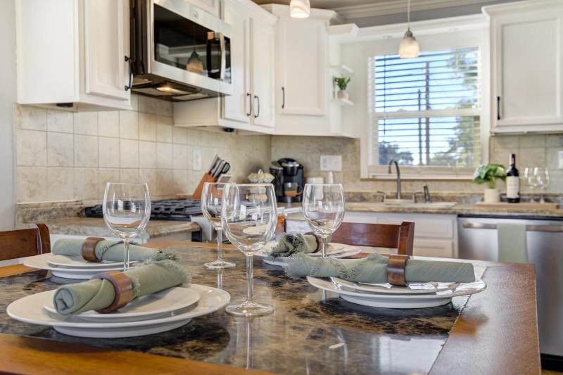 Charming Pet Friendly 2BR Retreat - image 11