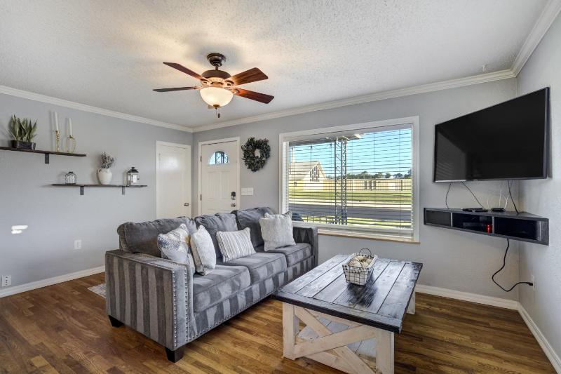Charming Pet Friendly 2BR Retreat - image 13