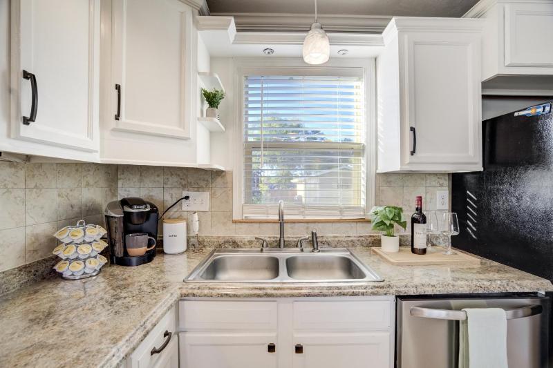 Charming Pet Friendly 2BR Retreat - image 2