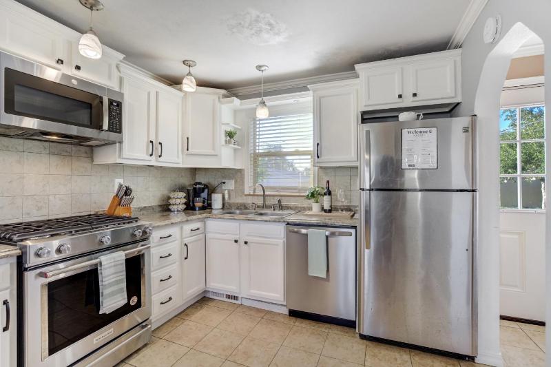 Charming Pet Friendly 2BR Retreat - image 6