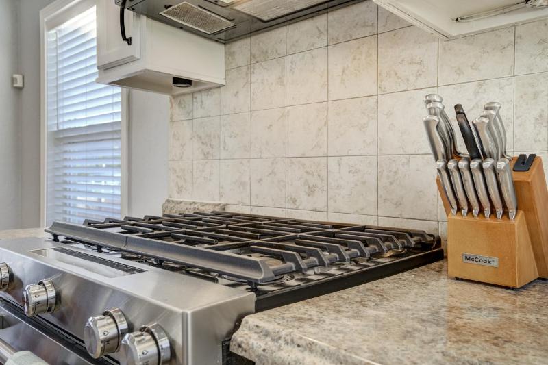 Charming Pet Friendly 2BR Retreat - image 28