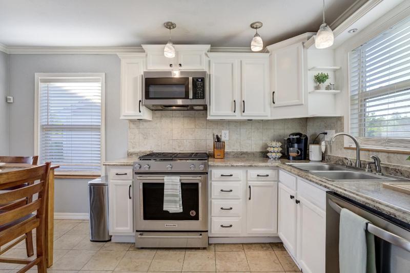 Charming Pet Friendly 2BR Retreat - image 8