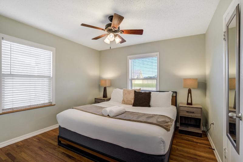 Charming Pet Friendly 2BR Retreat - image 15