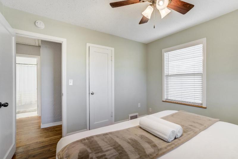 Charming Pet Friendly 2BR Retreat - image 3