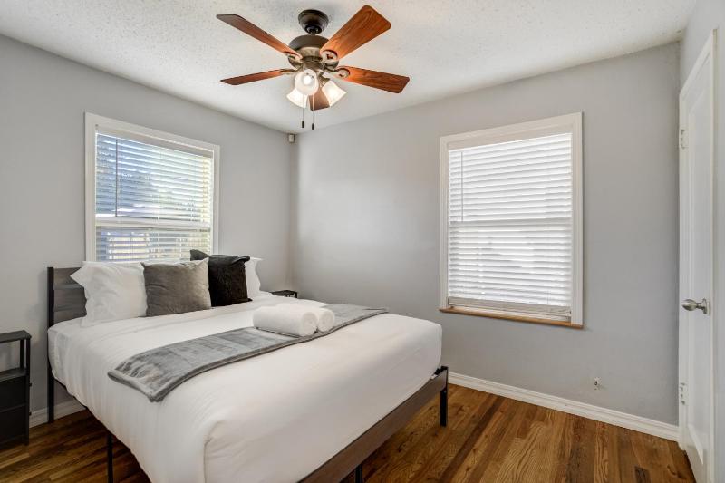 Charming Pet Friendly 2BR Retreat - image 16